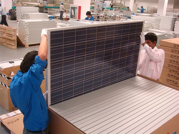 Monocrystalline solar panels on a packaging line